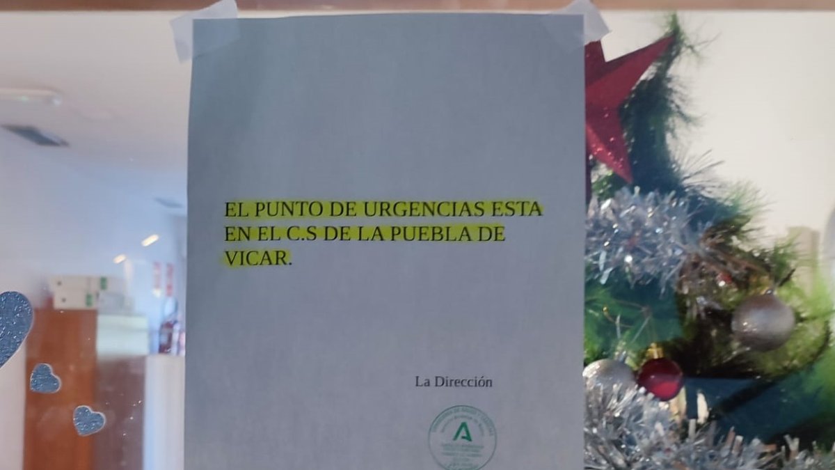 Cartel que indica el traslado a Vícar de las urgencias.