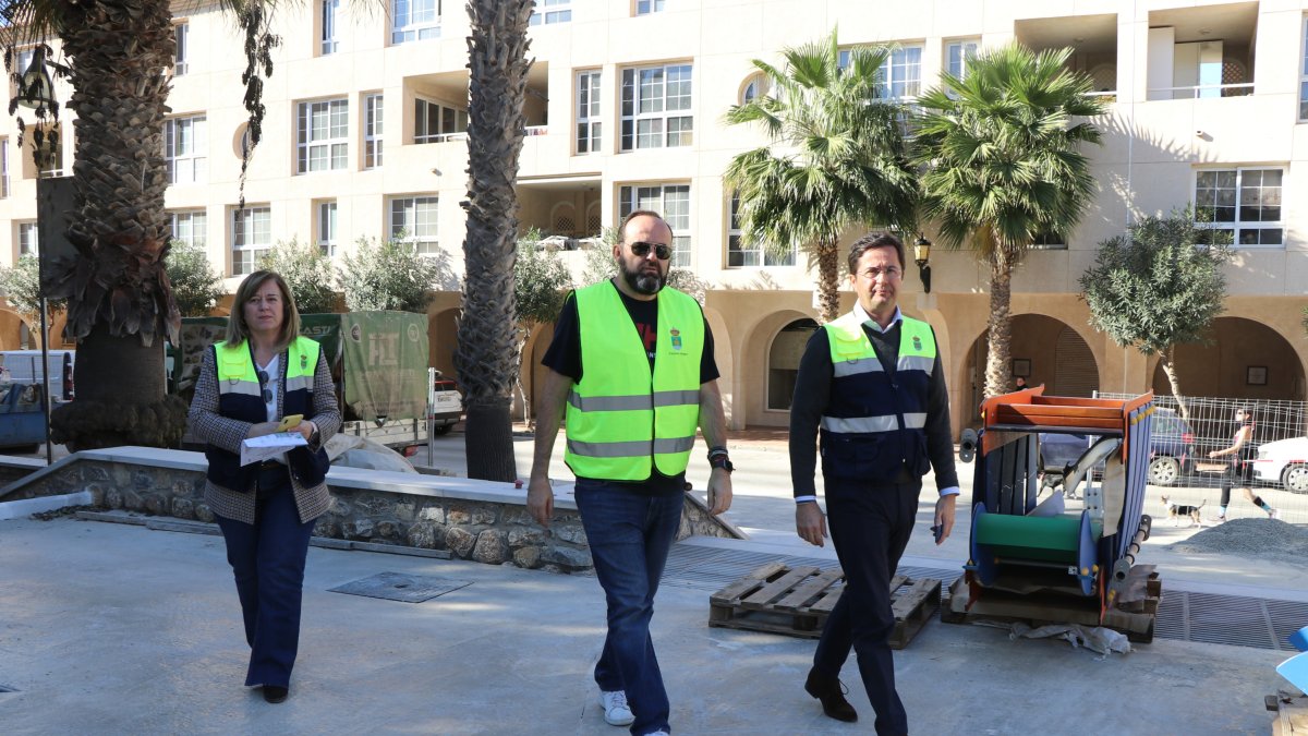 El alcalde, Francisco Góngora (derecha), ha supervisado las obras de mejora.