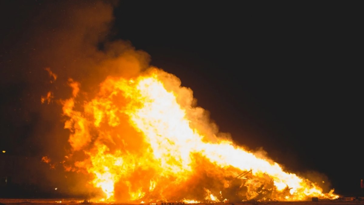 Imagen de una hoguera de San Antón en Almería.