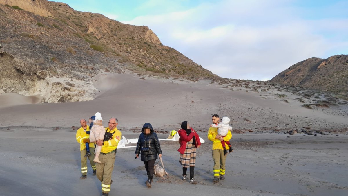Efectivos del Plan Infoca con los rescatados.