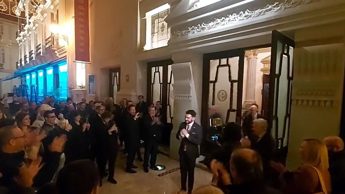 Cortés del Pueblo, ovacionado al salir del Teatro Echegaray. Foto de 101TV
