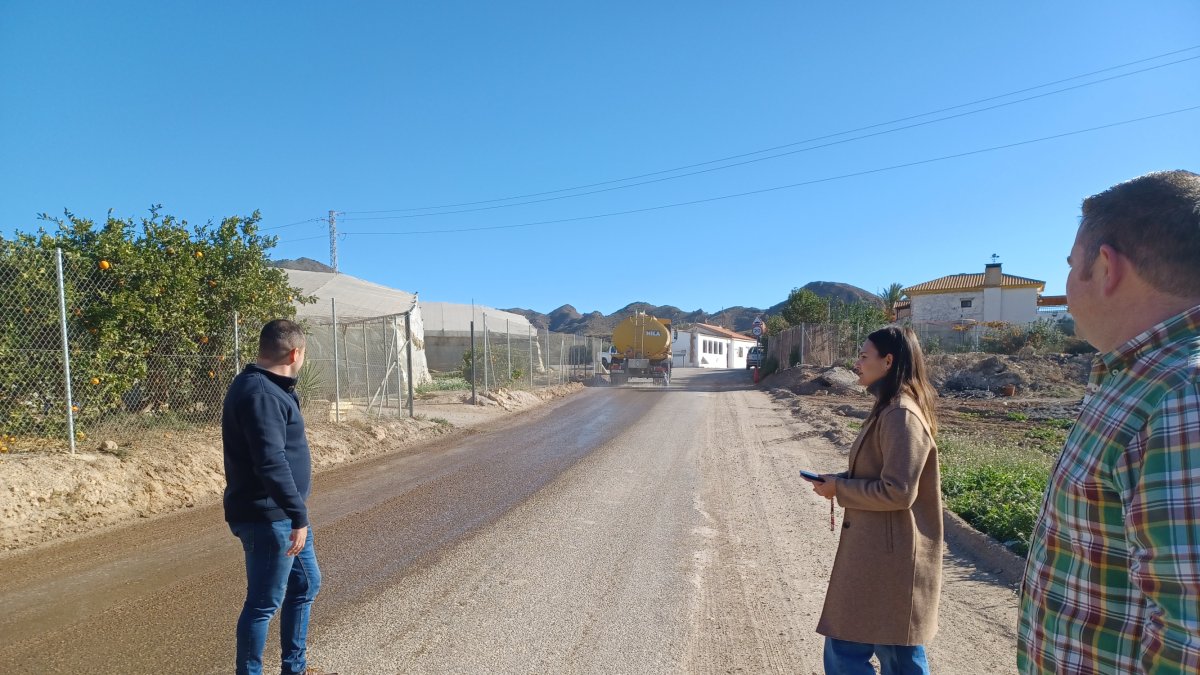 Las autoridades visitan las obras de la nueva interconexión de las pedanías cuevanas.
