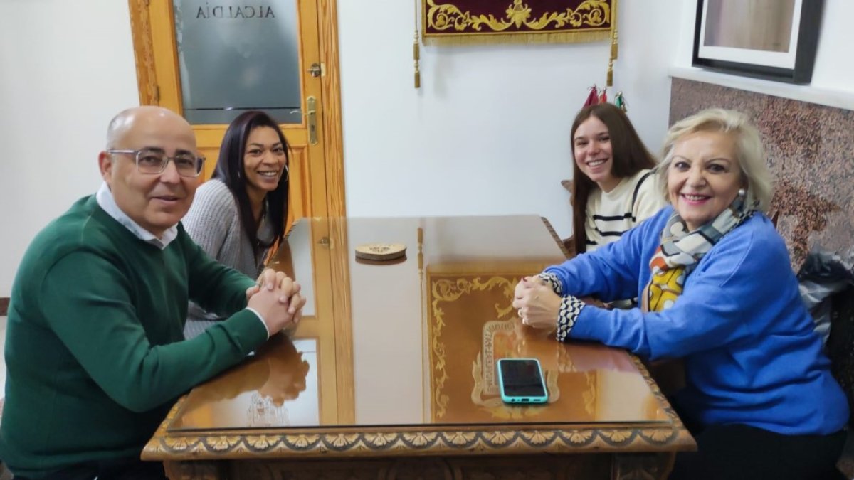 El alcalde y la teniente de alcalde han recibido a las voluntarias europeas en el Ayuntamiento.