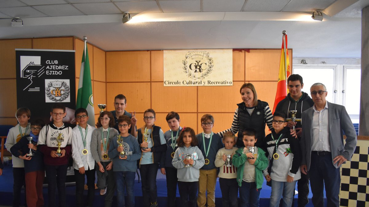 María José Martín con los ganadores más pequeños.