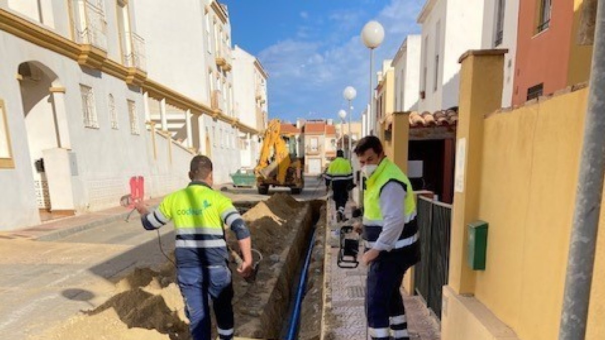 Labores de sustitución de tuberías en Vera.