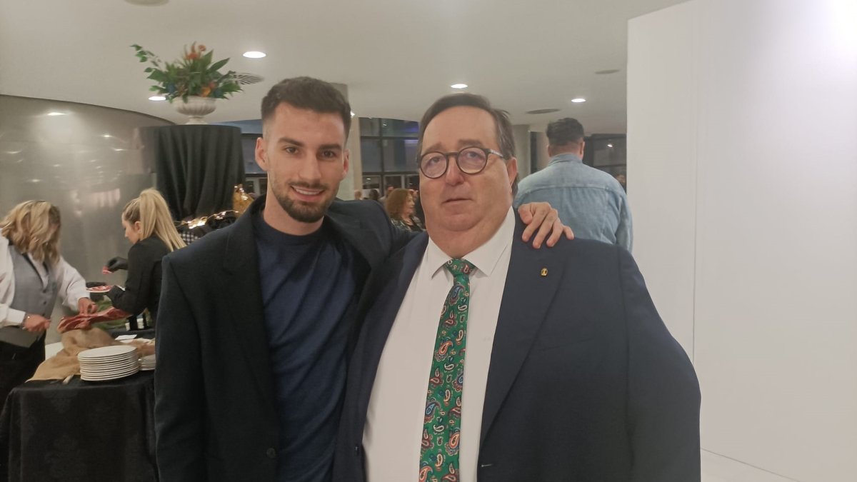 El talentoso futbolista del Villarreal con José Juan Rubí después de la XIX Gala del Deporte de Roquetas de Mar.