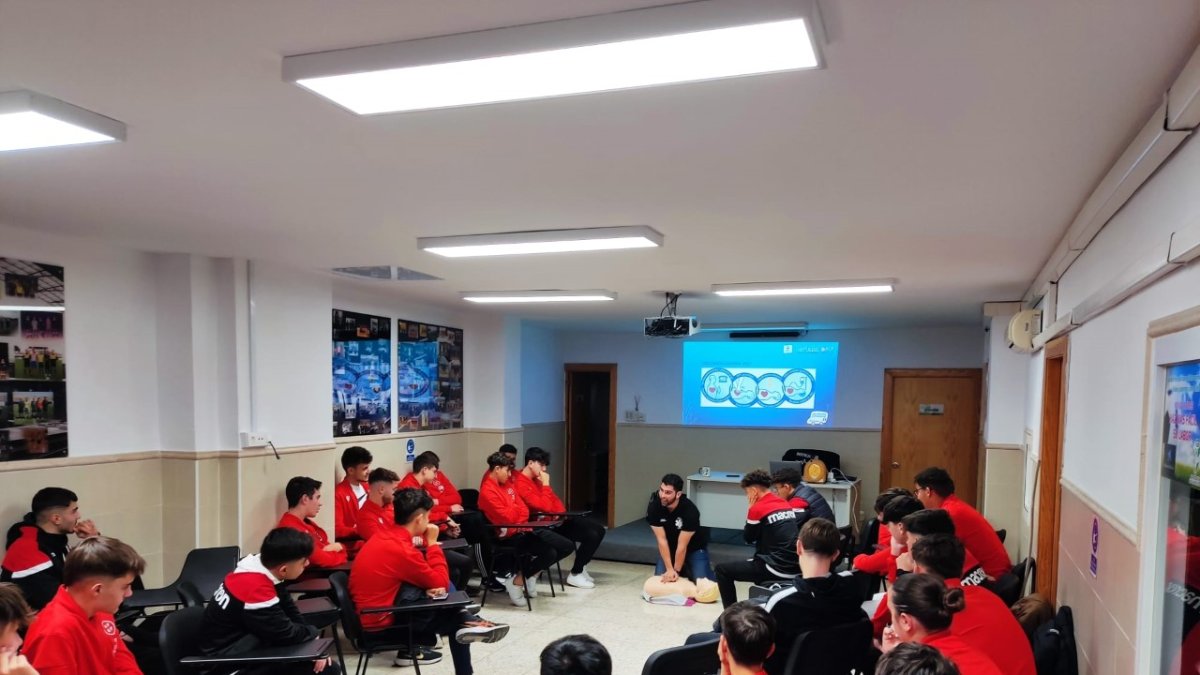 Los árbitros de Almería en las clases de formación.