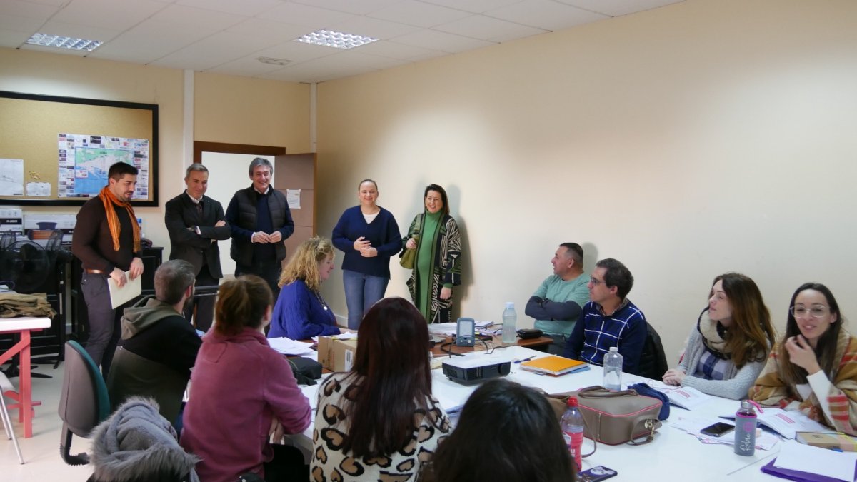 El delegado de Empleo y el alcalde de Adra con los alumnos de un curso.