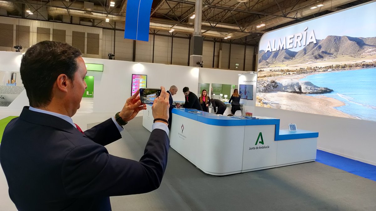 Javier Aureliano García fotografiando el stand de Almería en FITUR.
