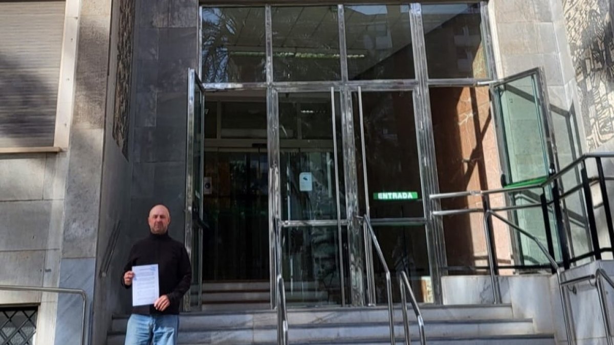 El concejal Gabriel Magán frente al Palacio de Justicia de Almería.