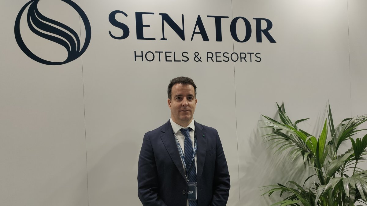 José María Rosell, vicepresidente y CEO de Senator en el stand de la cadena hotelera almeriense en FITUR.