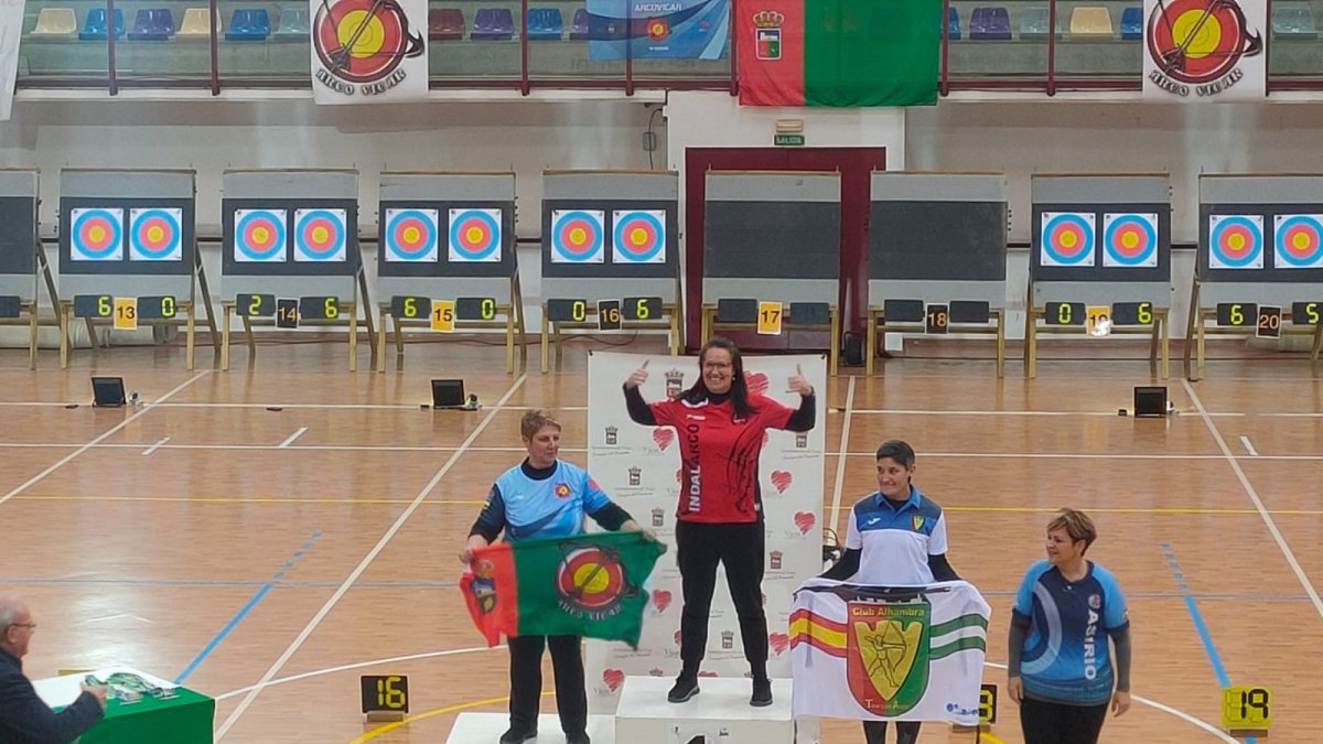La campeona saludando a los aficionados en Vícar.