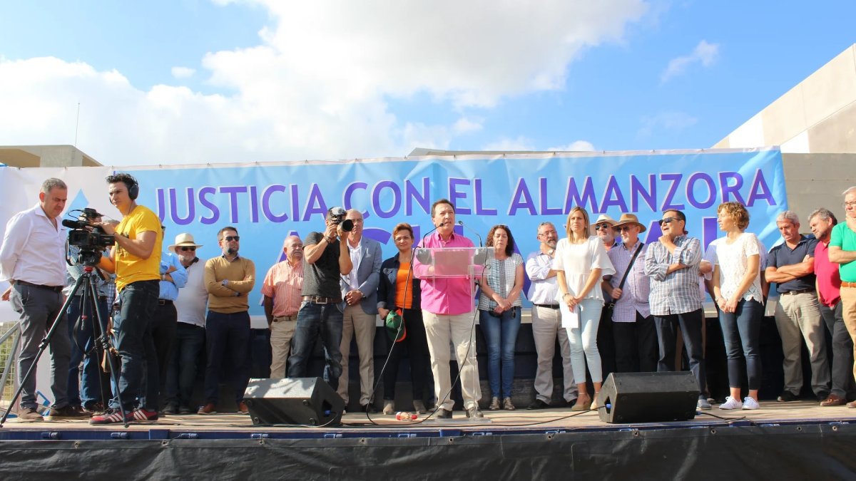 Concentración de regantes pidiendo el arreglo de la desaladora del Bajo Almanzora.
