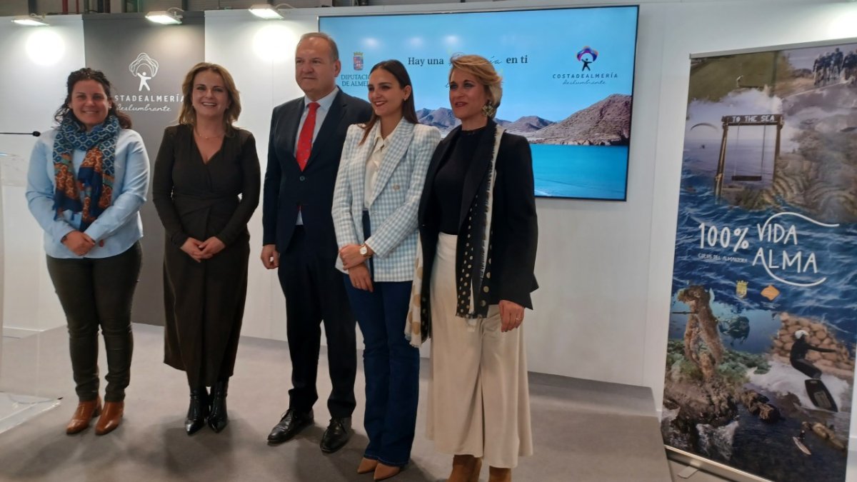 Las autoridades cuevanas presentan las bondades del municipio en FITUR.