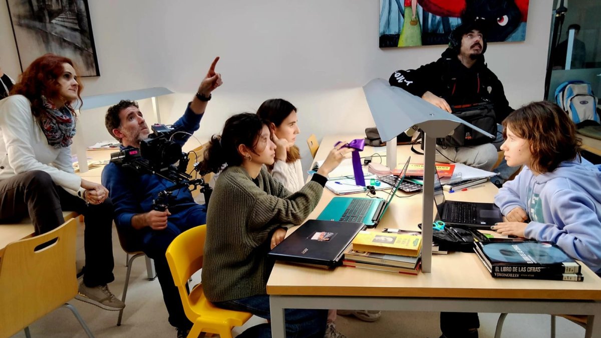 Grabación del corto sobre la mujer en la ciencia en la Biblioteca de Huércal.