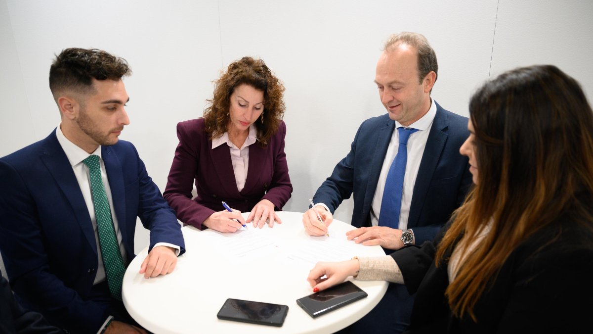 Firma del convenio entra Ayuntamiento y Movelia