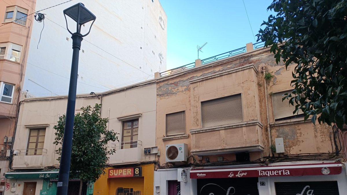 A la izquierda, uno de los dos inmuebles en los que se levantará el nuevo edificio de apartamentos en la calle Trajano.