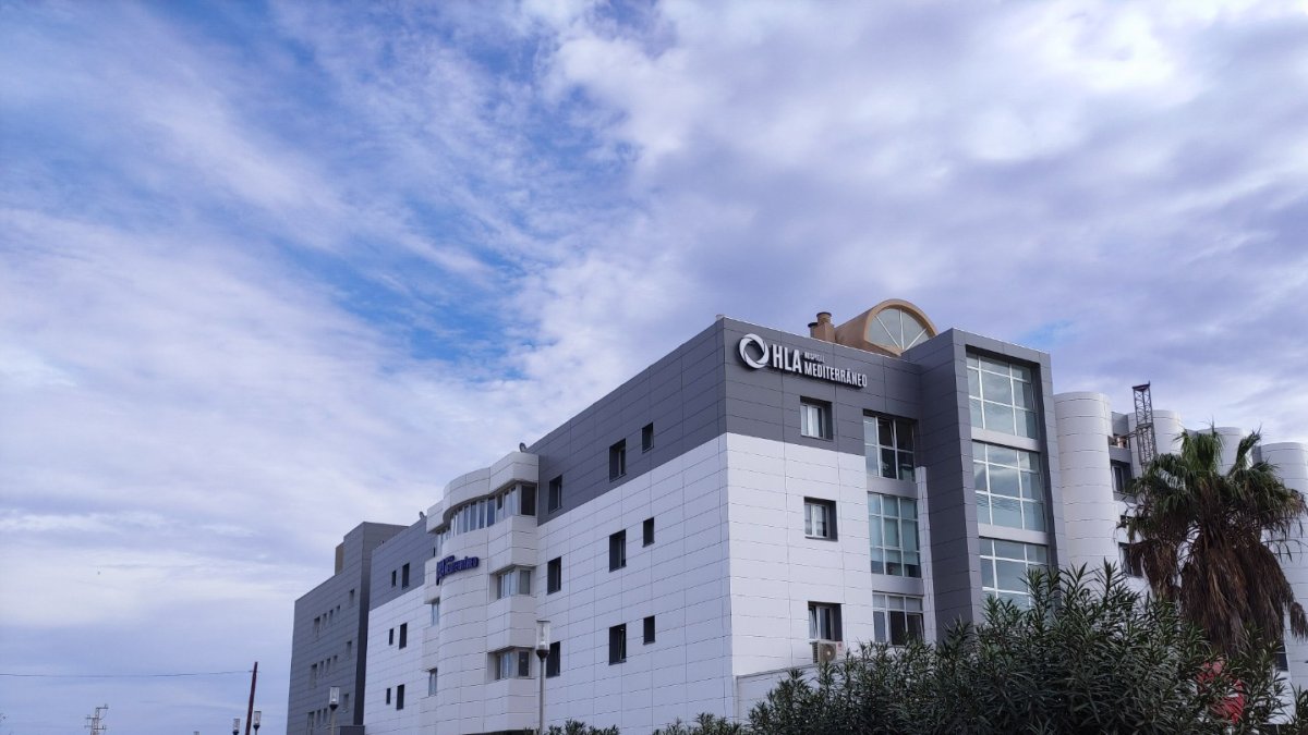 Fachada del Hospital HLA Mediterráneo de Almería.