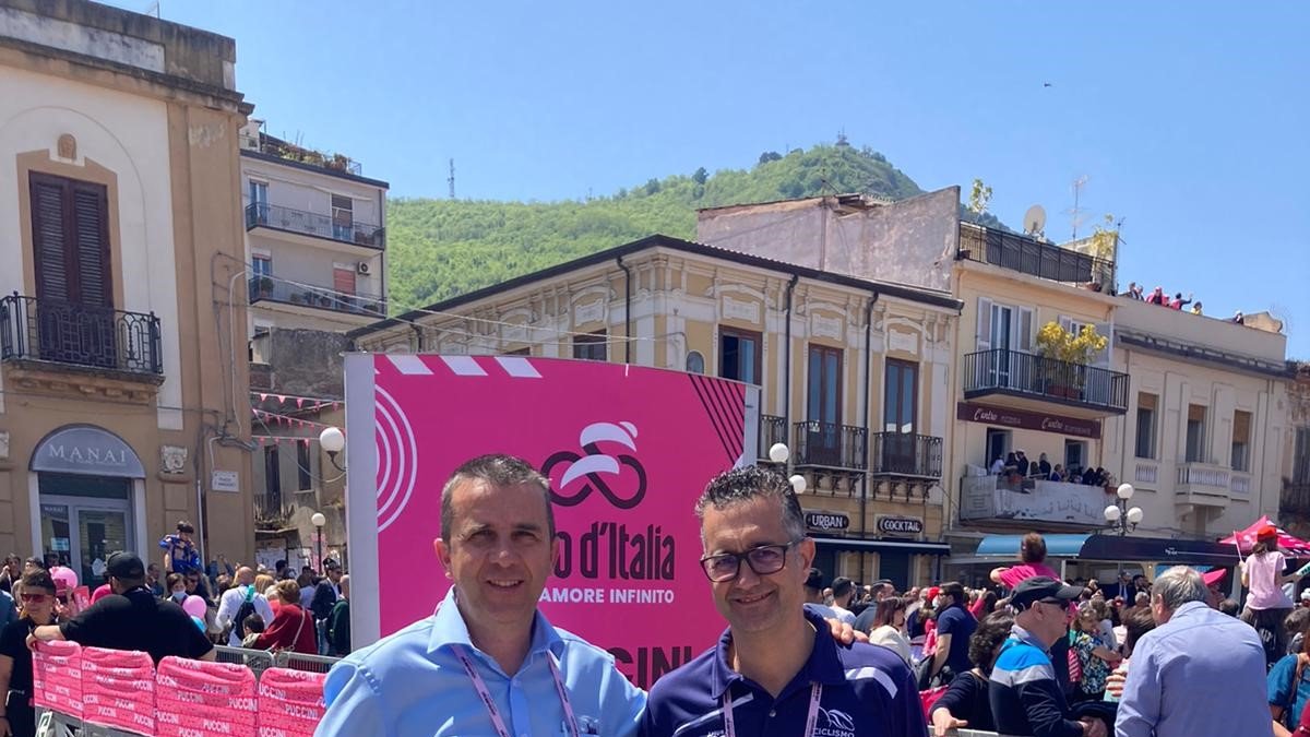 Juan Martín, a la izquierda, con el árbitro gallego afincado en Almería Rogelio Buceta en el Giro de Italia.