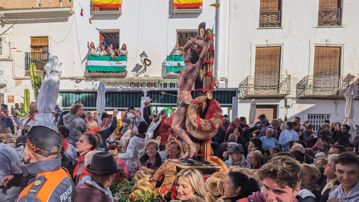 San Sebastián ha vuelto a las calles de Lubrín entre roscos y alabanzas.