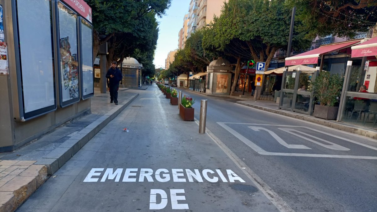 Así queda el nuevo carril de emergencias del Paseo de Almería