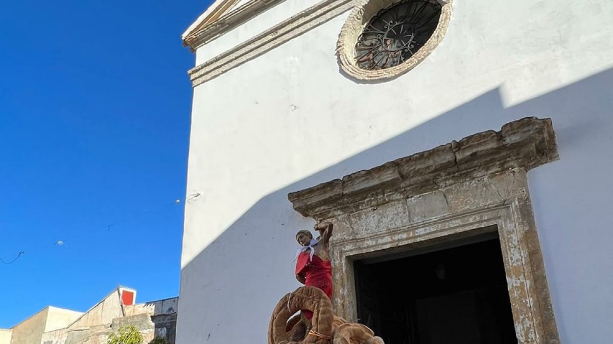 Los olulenses sacan en procesión a San Sebastián.