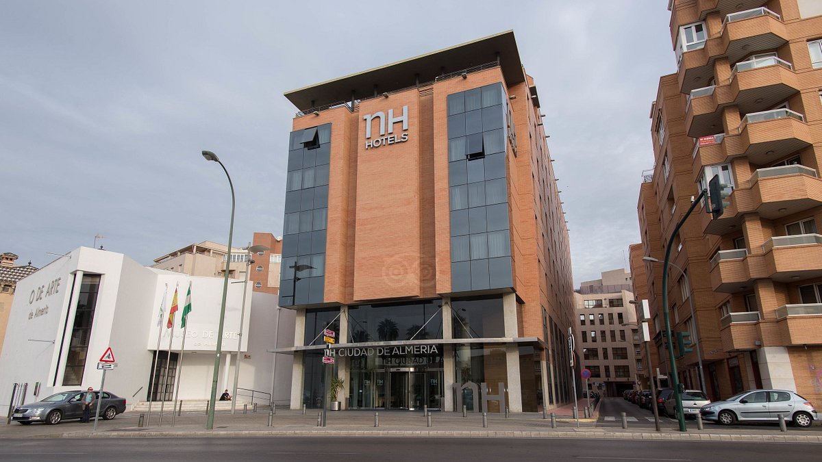 Antiguo hotel NH que ha sido rehabilitado enfrente de la Estación Intermodal.