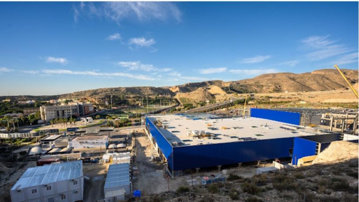 El edificio se levanta junto a la A7.