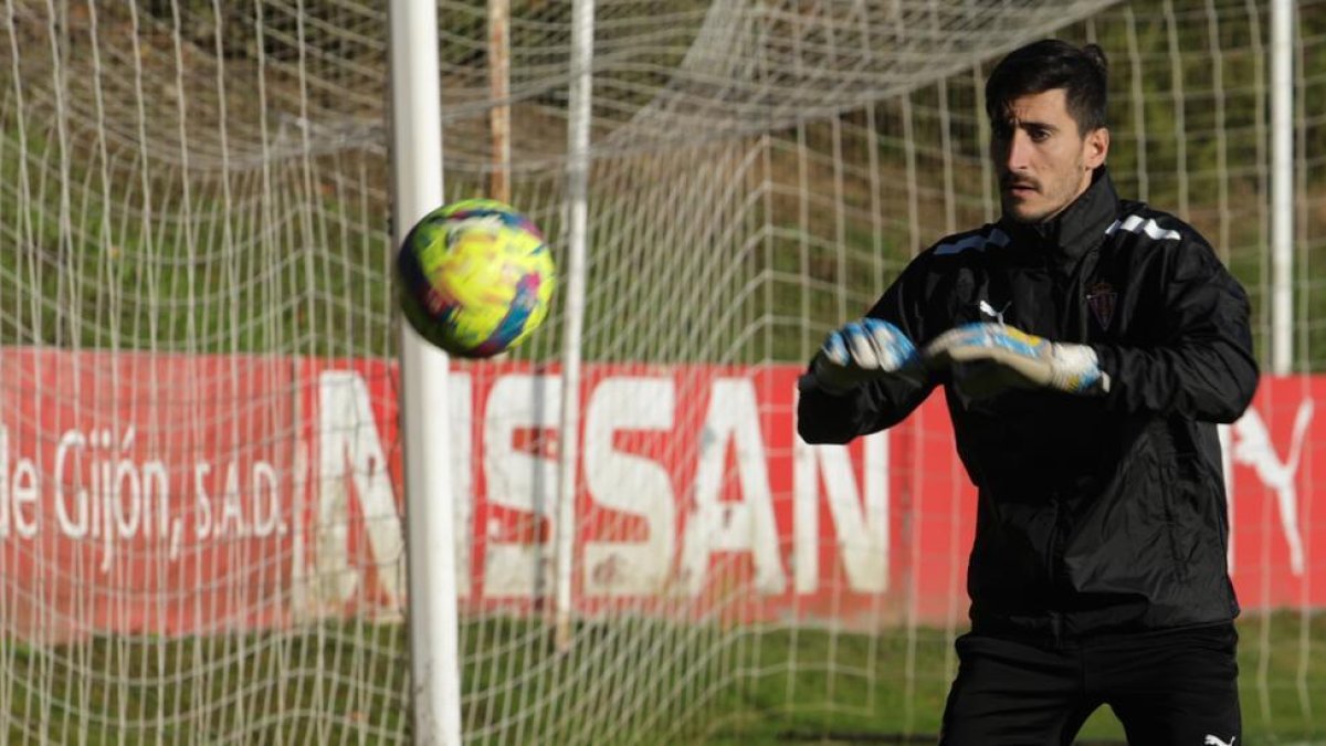 El Sporting avanza en la rescisión de Diego Mariño, a un paso del Almería.