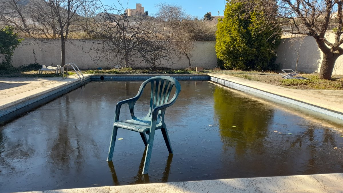 Foto de Diego Gea que muestra una piscina helada y el Castillo de Los Vélez al fondo