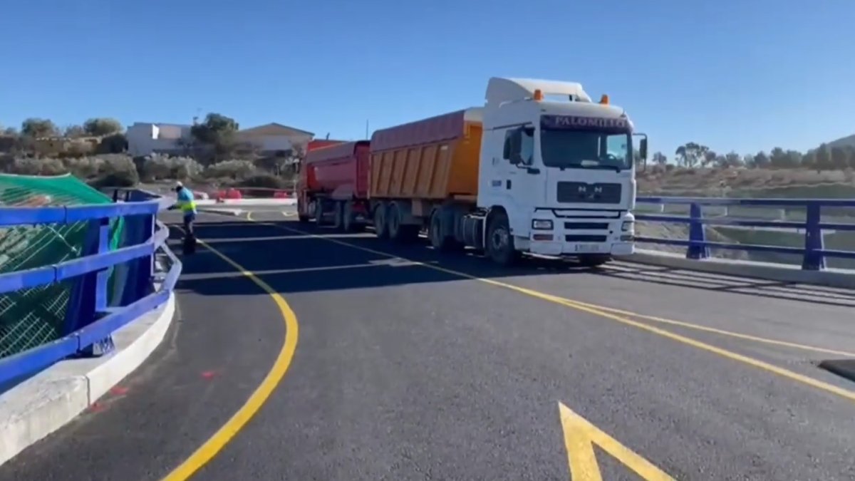El nuevo puente durante las pruebas de peso de la semana pasada.