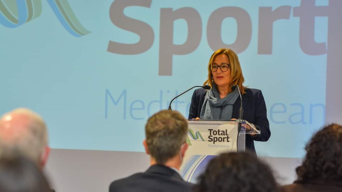 La alcaldesa de Níjar destaca los valores de la carrera femenina.