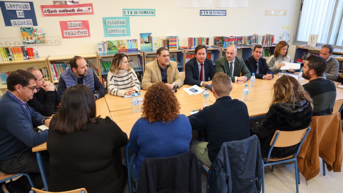 Un momento en la reunión sobre la paralización de las obras en el colegio.