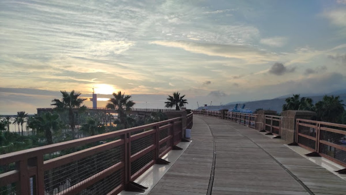 Vista desde el paseo peatonal del Cable Inglés al atardecer