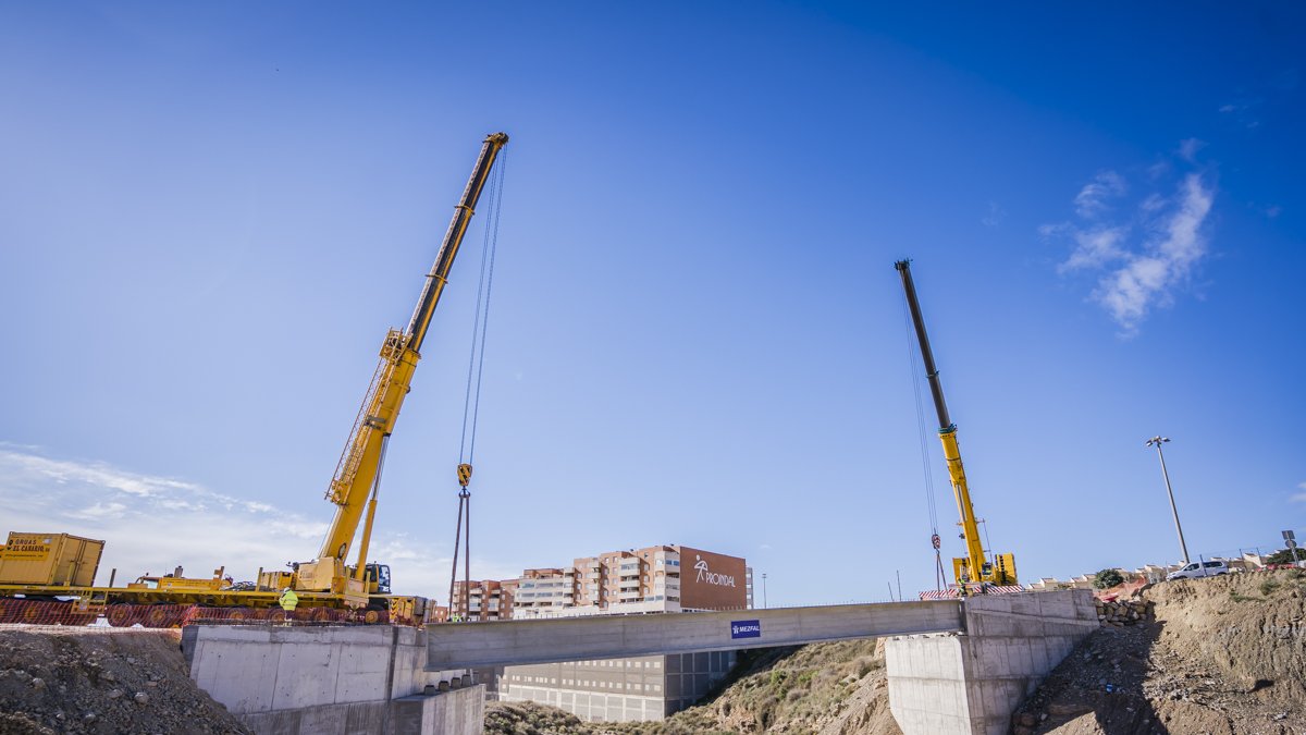 El nuevo puente con su primera viga ya colocada, este martes.