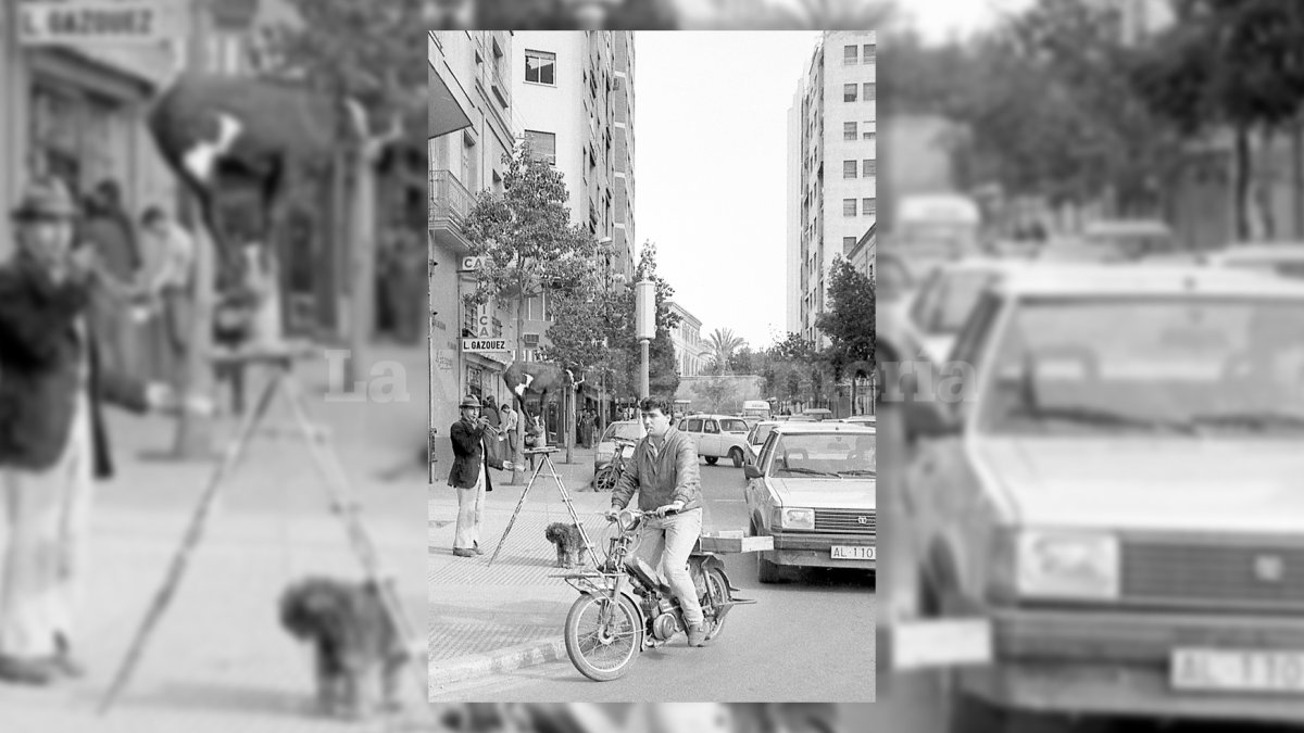 El hombre de la cabra tocando la trompeta mientras el animal hace equilibrismo sobre un cuenco en lo alto de una escalera en la calle de Javier Sanz.