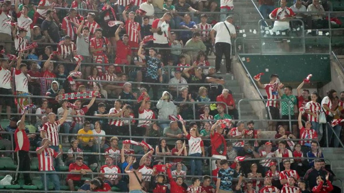 Los seguidores del Almería en el Benito Villamarín de Sevilla.