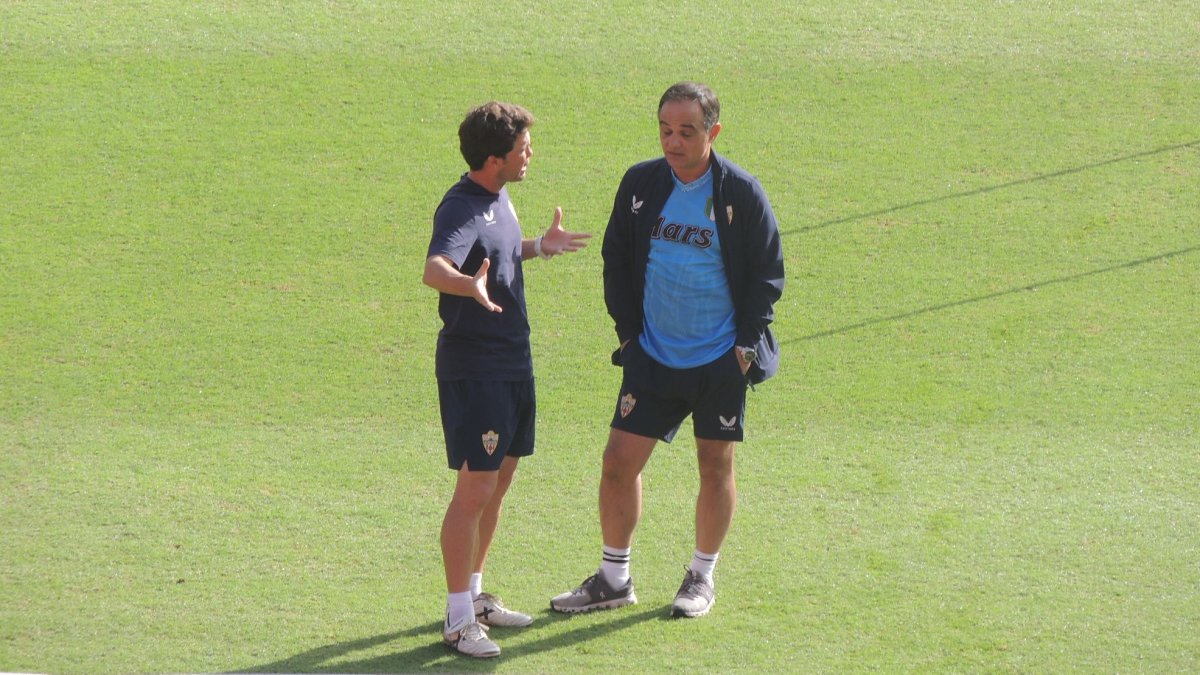 Rubi habla con su director único deportivo a pie de campo.