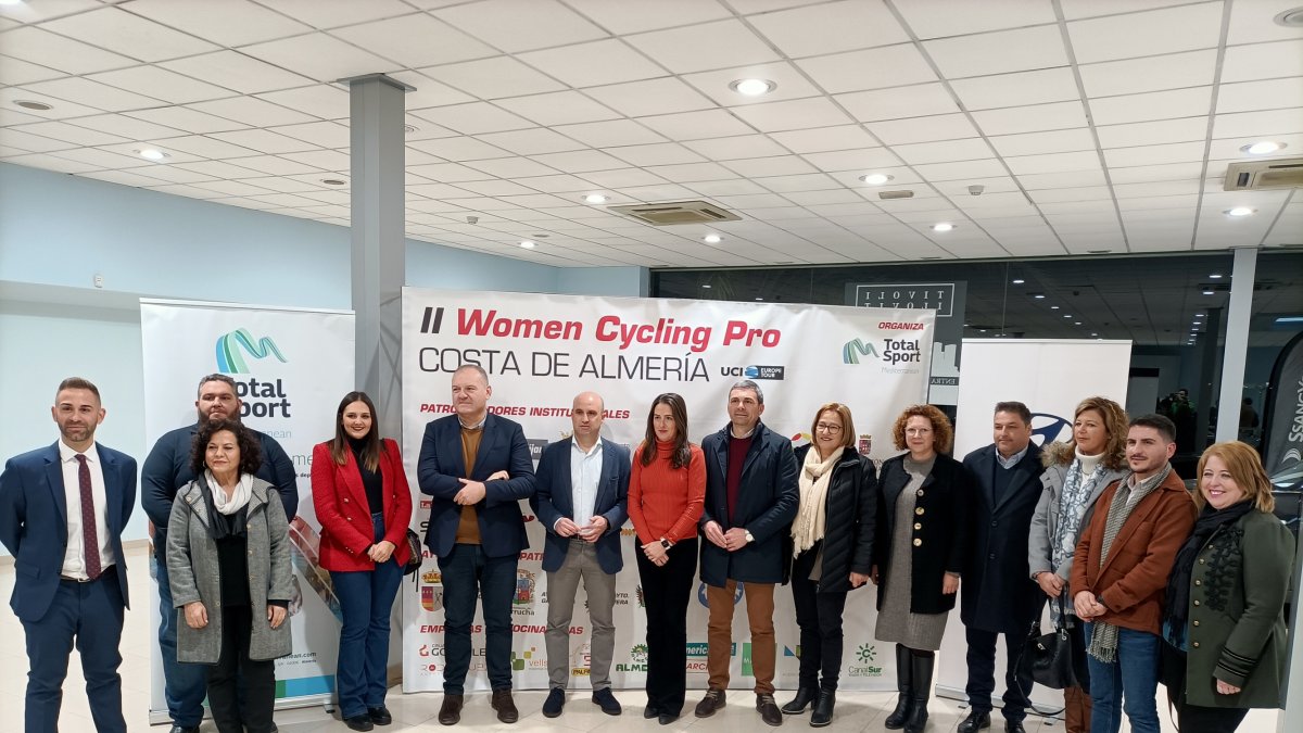 Foto de familia después de la presentación en Hyundai Almerialva.