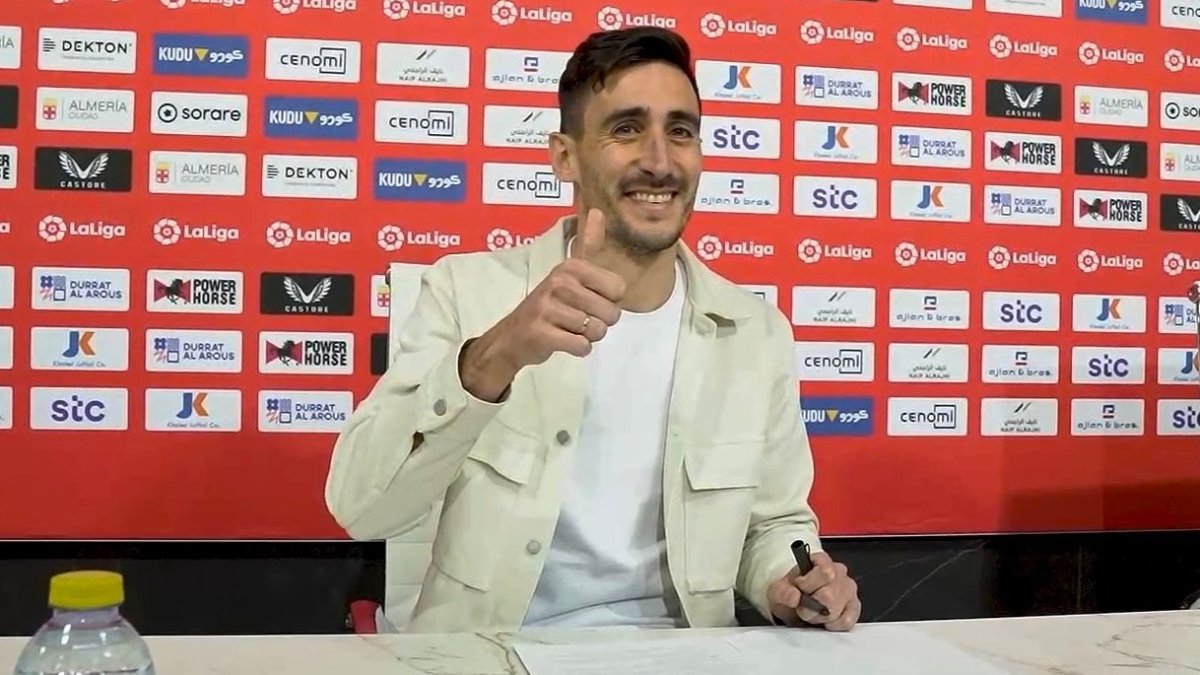 Diego Mariño firmando su nuevo contrato en el Mediterráneo.