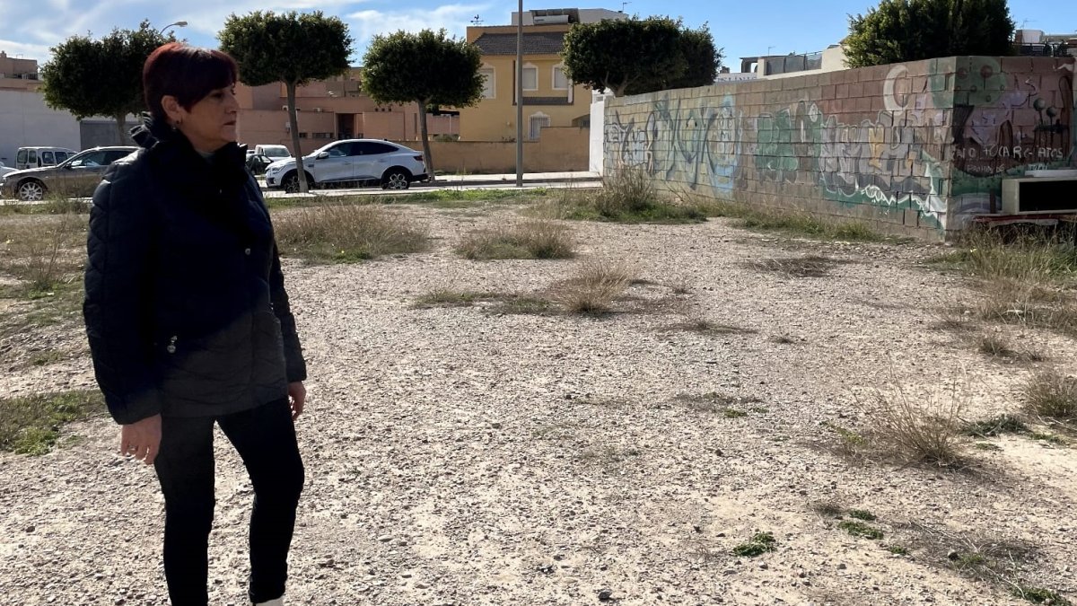 Maribel Carrión en un solar del paraje Laimún.