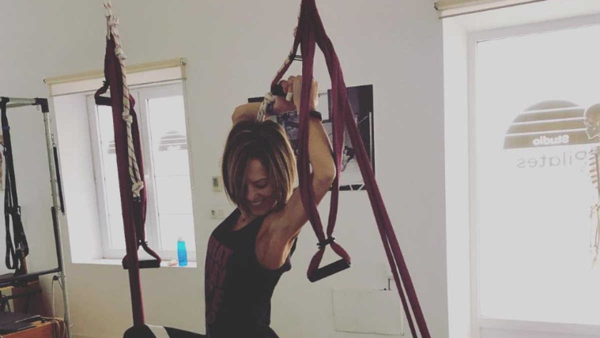 Imagen de una sesión de pilates aéreo.