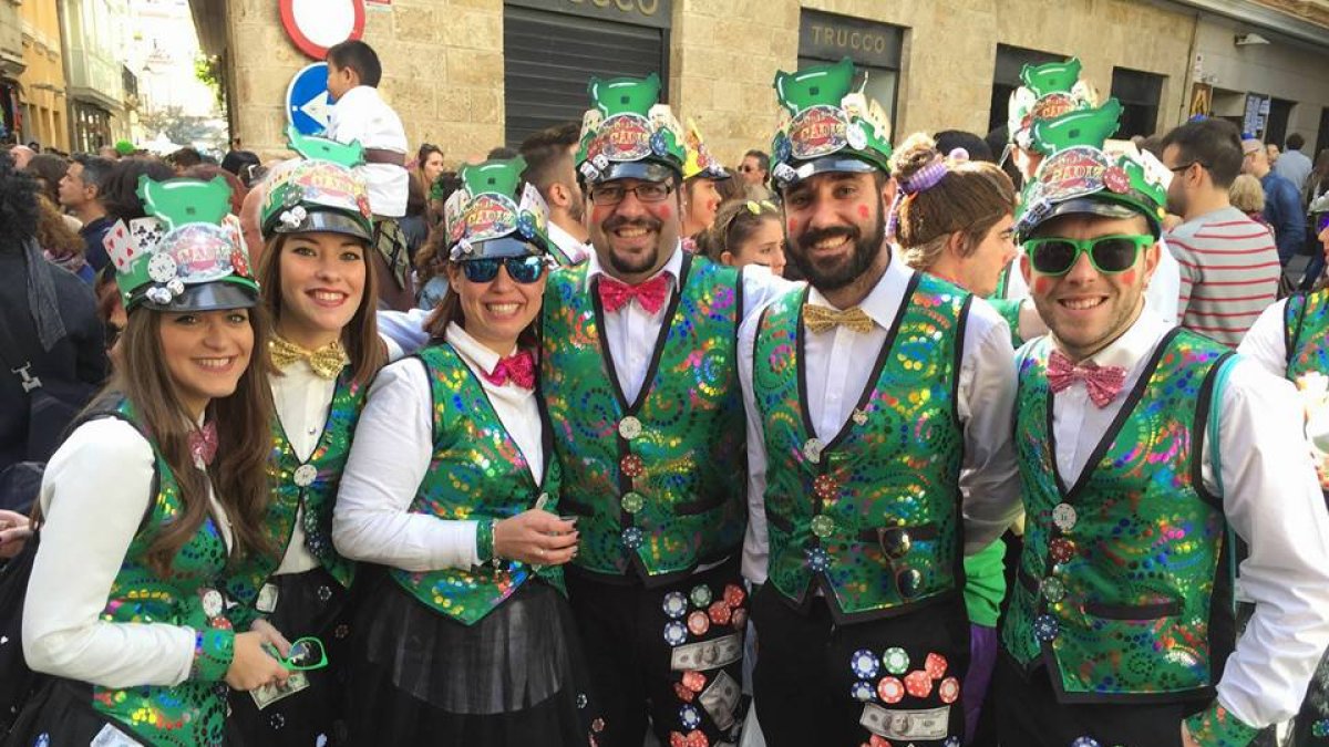 Jose María López en el centro de la imagen junto a algunos de sus compañeros de la Comparsa el Gran Cádiz.