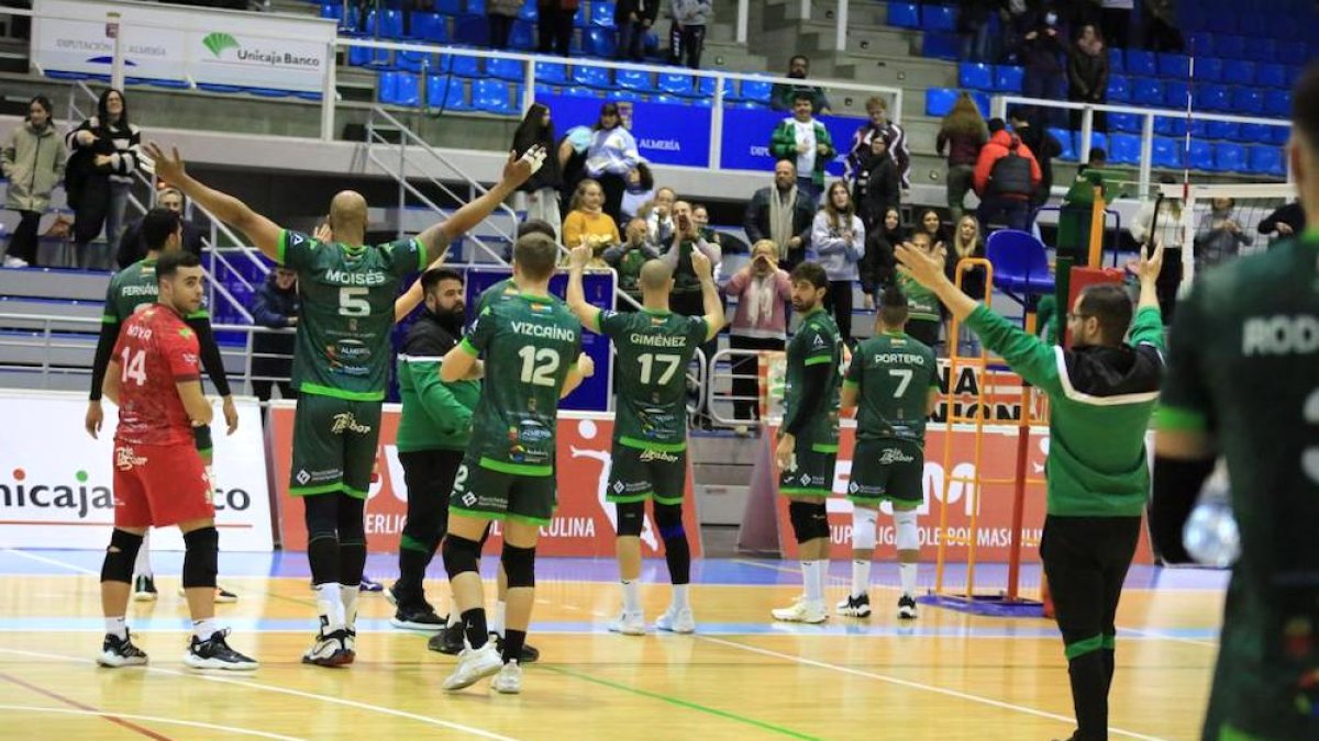 Los jugadores celebrando con la afición.