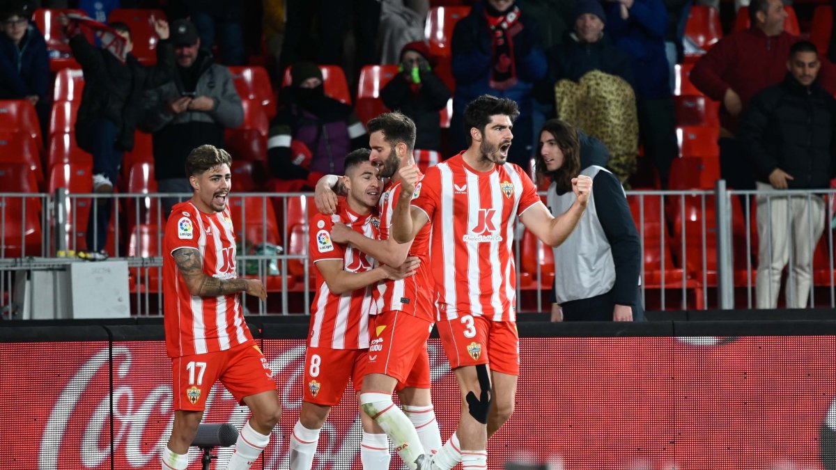 Portillo es felicitado por sus compañeros tras anotar el 3-0.
