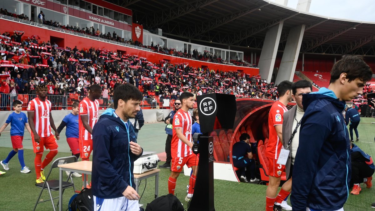 Salida de los jugadores en el Almería-Real Sociedad.