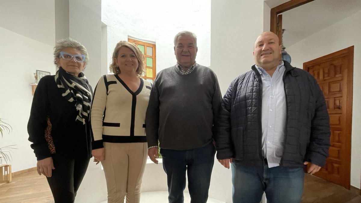 La alcaldesa de Gádor, Lourdes Ramos, junto al \'Naranjero de Oro\' de este 2023.