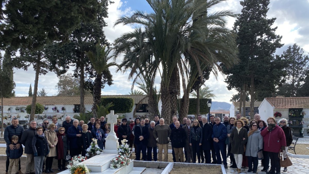 Acto conmemorativo a Emilio Zurano por el aniversario de su muerte en el cementerio de Pulpí.