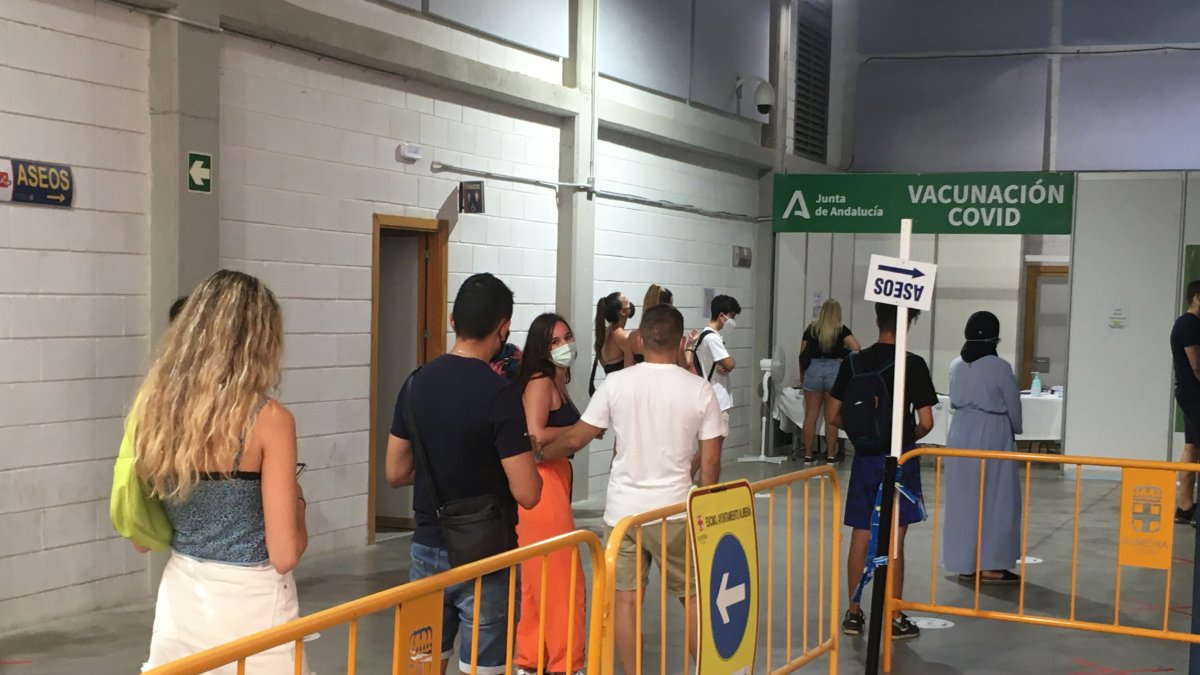 Cola de personas preparadas para vacunarse en el pabellón de los Juegos, en una imagen de archivo.