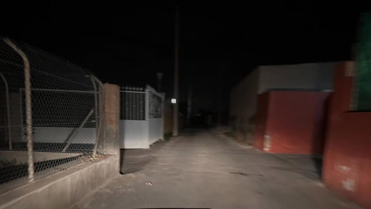 Vista de un camino desde el interior del coche de una patrulla vecinal, estos días en La Cañada.